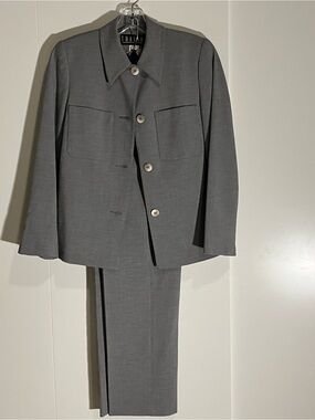 Thalian Gray Women's Two-Piece Pant Suit